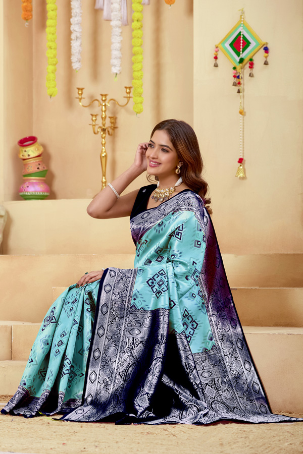 Luchila Woven Design Zari Patola Saree With Blouse Piece